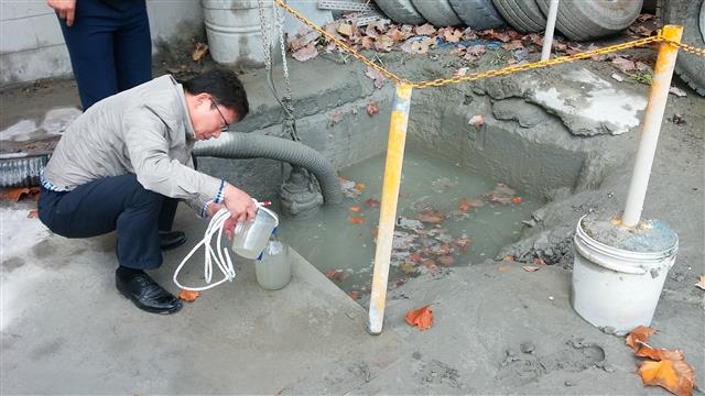 지난달 27일 서울 성동구 직원이 삼표레미콘 공장 내 집수조에서 시료를 채수하고 있다. 성동구 제공