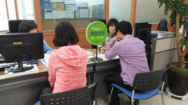 서울 금천구의 각 동에 배치된 취업관리사들이 일자리를 찾으러 온 주민들에게 상담을 해 주고 있다. 금천구 제공