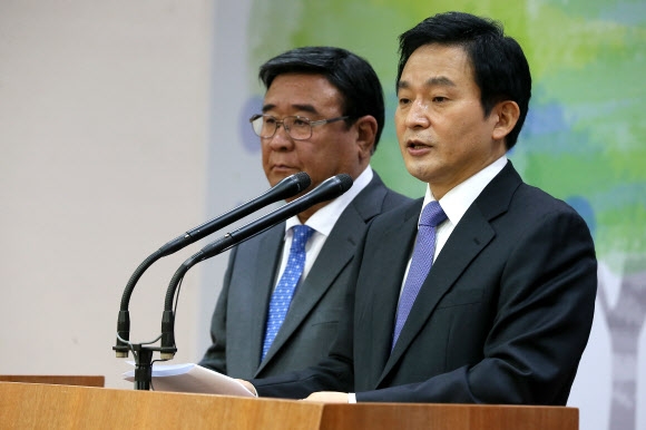 원희룡(오른쪽) 제주지사와 구성지 제주도의회 의장이 10일 오전 도청 대강당에서 열린 ‘제주공항 인프라 구축 사전타당성 용역 최종 보고회’에서 공동입장을 발표하고 있다.  제주 연합뉴스