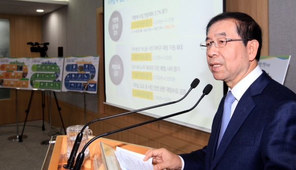 박원순 서울시장이 10일 오전 시청에서 2016년 예산안에 대해 기자회견을 하고 있다. 연합뉴스