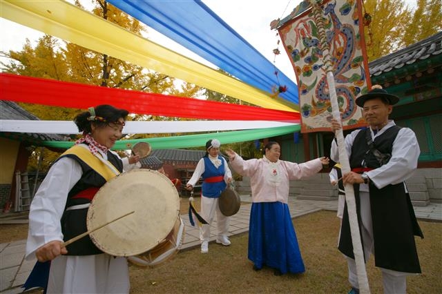 10일 용산구 용문동 남이장군 사당에서 서울시 무형문화제 20호인 이명옥(가운데)씨가 풍물패와 함께 사당제 예행 연습을 하고 있다.