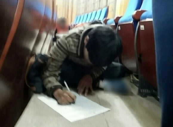 바닥에 앉아서 시험