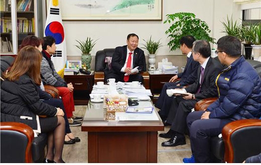 김인호 서울시의회 부의장(가운데)이 시교육청 관계자 및 체조부 학부모 등과 동대문구 관내 중학교에 체조부를 창단하는 문제를 논의하고 있다.   사진 서울시의회 제공.
