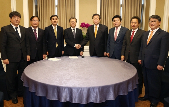 선거구획정 법정시한을 이틀 남겨둔 11일 국회 의원식당에서 여야 지도부들이 이틀 연이어 ‘4+4 회동’ 을 열고 내년 총선에 적용될 선거구 획정 담판 논의에 앞서 양당 대표가 악수를 하고 있다. 왼쪽부터 새정치민주연합 이춘석 원내수석부대표, 김태년 정개특위 간사,이종걸 원내대표, 문재인 대표, 새누리당 김무성 대표, 원유철 원내대표, 이학재 정개특위 간사, 조원진 원내수석부대표. 김명국 전문기자 daunso@seoul.co.kr