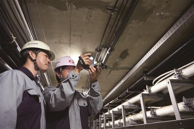 한순간도 멈춰선 안 되는 전기 공급을 위해 24시간 교대 근무를 하는 한전 현장 직원들이 송·배전선로에 문제가 없는지 점검하고 있다. 한전 제공 