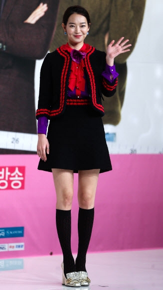 포즈 취하는 신민아