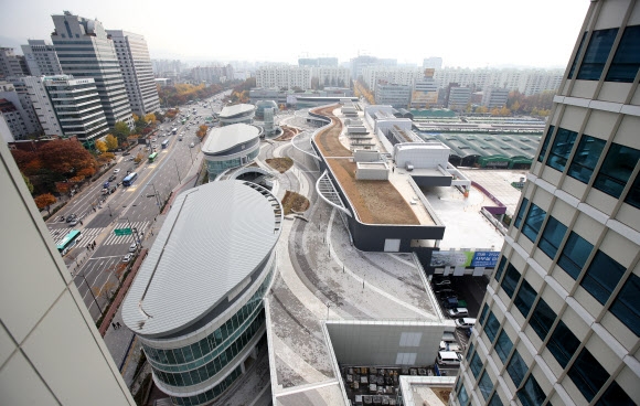 서울시농수산식품공사가 11일 송파구 가락시장에서 시장 현대화 사업의 하나인 가락몰 개장과 관련한 설명회를 열었다. 사진은 가락몰 전경. 연합뉴스