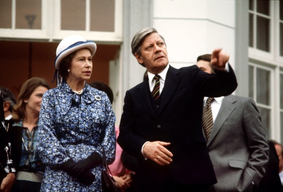지난 10일 타계한 헬무트 슈미트 전 독일 총리가 1978년 5월 독일을 방문한 엘리자베스 2세 영국 여왕에게 본에 있는 독일 총리 별장인 샤움부르크 궁전을 소개하고 있다.  본 AFP 연합뉴스