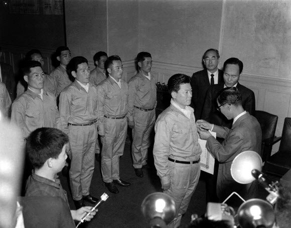 엄민영 당시 내무부 장관이 독도경비대원에게 표창장을 수여하는 모습(1966년). 국가기록원 제공