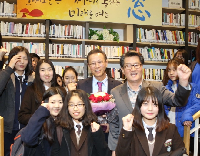 문주현(뒷줄 완쪽에서 네번째) 한국자산신탁 회장과 유종필(뒷줄 오론쪽에서 두번째) 관악구청장이 토크콘서트에 참여한 학생들과 활짝 웃고 있다.