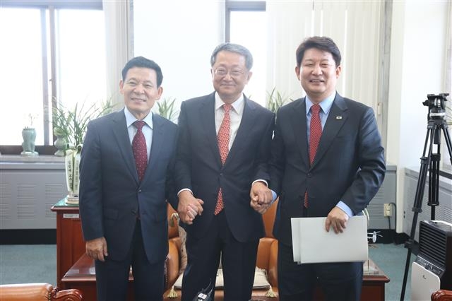 권영진(오른쪽) 대구시장과 윤장현(왼쪽) 광주시장이 12일 국회에서 김재경 예산특별위원회 위원장을 만난 뒤 포즈를 취하고 있다.  대구시 제공