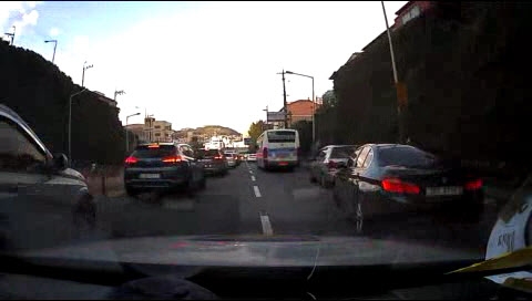 수험생을 태운 경찰차에 길을 터 주는 블랙박스 영상.  부산경찰청 제공 