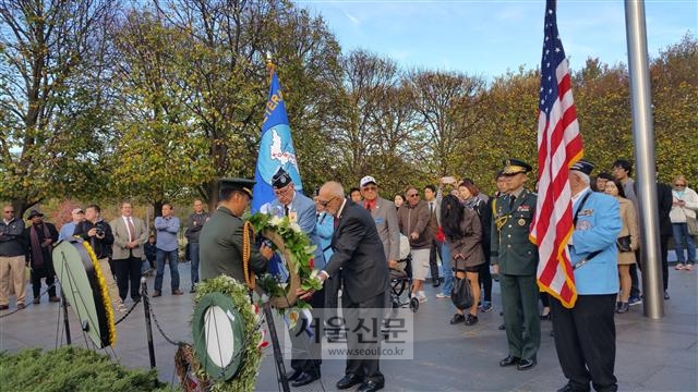 미국 재향군인의 날인 11일(현지시간) 워싱턴DC 한국전참전용사기념공원에서 열린 행사에서 래리 키너드(가운데) 한국전참전용사협회장과 윌리엄 웨버(오른쪽) 한국전참전용사기념재단 이사장이 헌화하고 있다. 