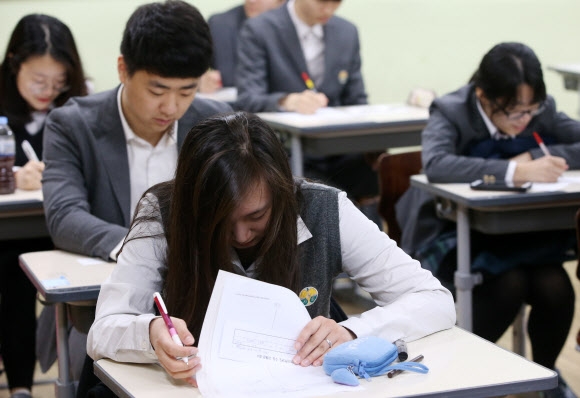 13일 오전 서울 서초고등학교 3학년 교실에서 전날 수학능력시험을 치른 수험생들이 가채점을 하고 있다. 연합뉴스