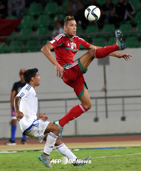 12일(현지시간) 모로코의 아가디르에서 열린 모로코와 기니의 2018 러시아 월드컵 예선전에서 모로코의 선수가 공을 향해 뛰어오르고 있다. ⓒ AFPBBNews=News1