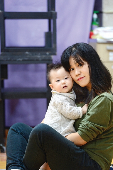 광부의 아내로 출연하는 배우 오혜진은 실제 본인의 아기와 함께 출연했다. 박서인 아기는 대학로 연극계에서 뮤지컬 무대에 출연한 최연소 배우가 됐다.