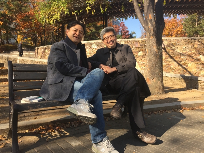 다음달 영화 개봉을 앞둔 ‘무블’ 시리즈 두 번째 작품 ‘조선 마술사’를 낸 소설가 김탁환(오른쪽)과 기획자 이원태(왼쪽). 　민음사 제공