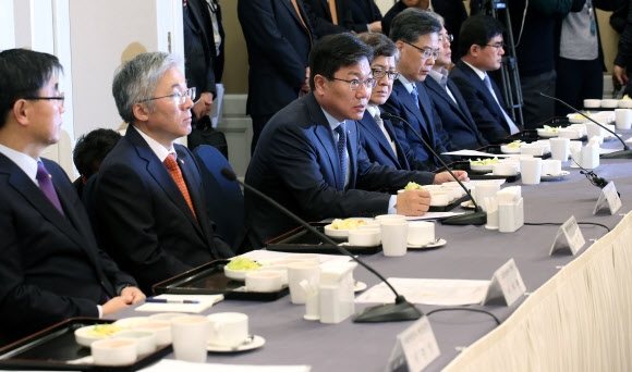 윤상직 산업통상부장관이 17일 오전 국회에서 열린 ‘정기국회 주요 현안 긴급 간담회’에서 모두발언을 하고 있다. 연합뉴스