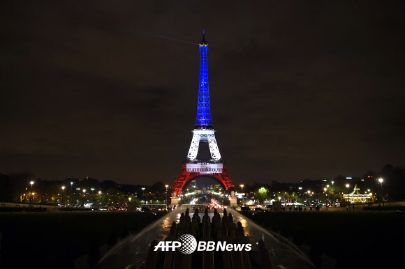 16일 밤(현지시간) 프랑스 파리의 대표적인 랜드마크 건축물인 에펠탑에 지난 13일(현지시간) 발생한 테러로 희생된 사람들을 애도하는 의미로 프랑스 국기를 상징하는 파란색, 흰색, 붉은색 조명을 비췄다. ⓒ AFPBBNews=News1