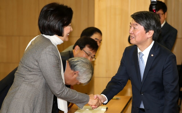 새정치민주연합 안철수 의원(오른쪽)과 박영선 의원이 17일 오전 서울 여의도 국회의원회관에서 열린 ‘공정성장을 위한 공정3법 토론회’에서 악수하고 있다.  연합뉴스