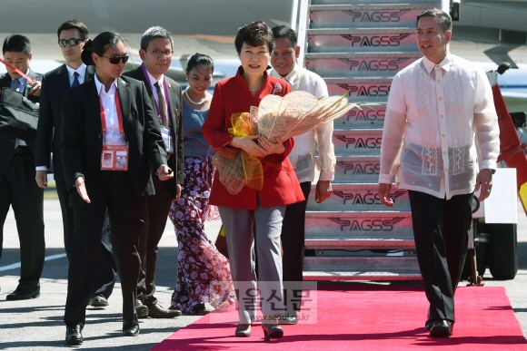 아시아태평양경제협력체(APEC) 정상회의에 참석하기 위해 17일 필리핀을 방문한 박근혜(앞줄 가운데) 대통령이 니오이 아키노 국제공항에 도착해 의전 차량으로 이동하고 있다. 안주영 기자 jya@seoul.co.kr