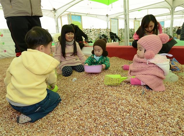 어린이들이 콩동산에서 즐거운 시간을 보내고 있다.