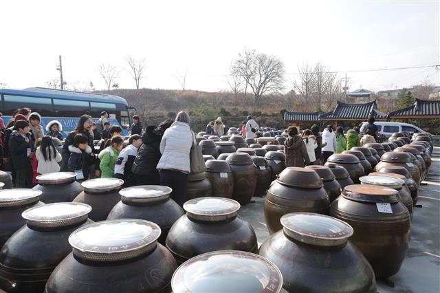 관광객들이 장 체험을 하고 있다.