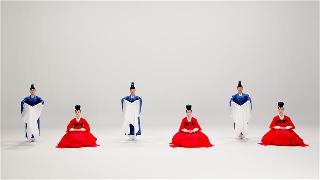 한국을 대표하는 12개의 우리 춤을 엮은 국립무용단의 대형 무용 프로젝트 ‘향연’. 국립극장 제공