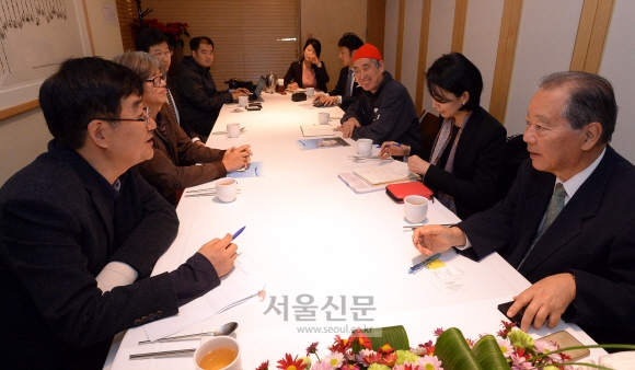 17일 서울시 중구 달개비식당에서 후쿠다케 소이치로(오른쪽 첫 번째) 일본 베네세그룹 최고 고문과 안상수(세 번째) 서울디자인재단 이사장, 박찬국(왼쪽 두 번째) 공공예술가가 대담을 하고 있다. 이언탁 기자 ult@seoul.co.kr