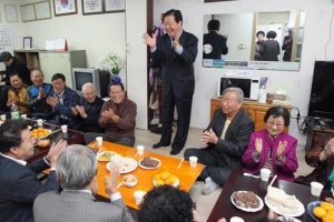 [자치단체장 25시]  ‘층간 사랑’ 꽃피는 아파트 공동체… 情을 분양합니다