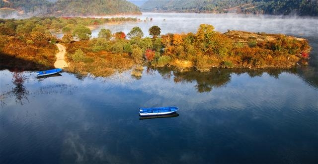 일주 도로가 환상적인 드라이브 코스로 꼽히는 곳으로, 우리나라에서 다섯 번째로 큰 용담댐.  진안군 제공