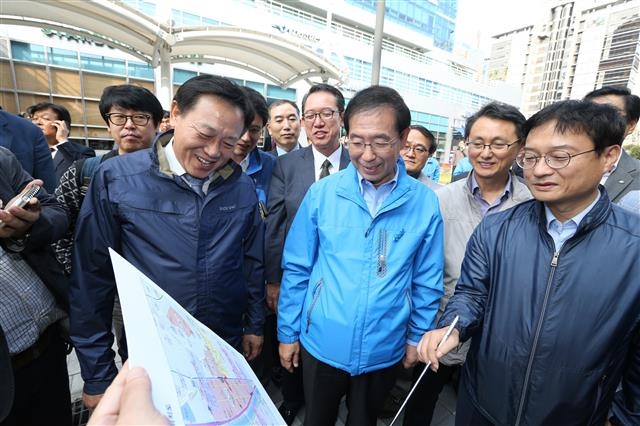 차성수(앞줄 왼쪽) 금천구청장이 박원순(두 번째) 서울시장과 지난달 23일 G밸리 발전계획을 논의하고 있다.