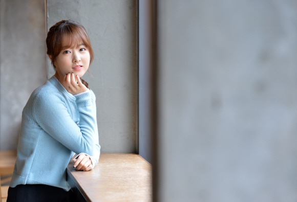 특전사 출신 아버지를 둔 박보영에게 ‘어쩐지 강단이 있어 보인다’고 했더니 “요즘도 레드카펫을 밟기 전에 청심환을 먹거나 차에서 도저히 못 내릴 것 같아 주변을 한 바퀴 더 돌아 달라고 요청하기도 하고 너무 떨려서 염소 소리로 인사말을 할 때도 있다”며 웃었다. 손형준기자 boltagoo@seoul.co.kr