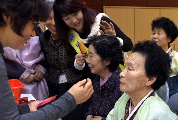 청춘사진관 ‘발그레한 미소’