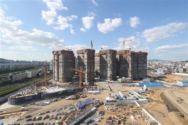 공병부대가 이전한 독산동 부지에서 아파트 건설이 한창 진행되고 있다.