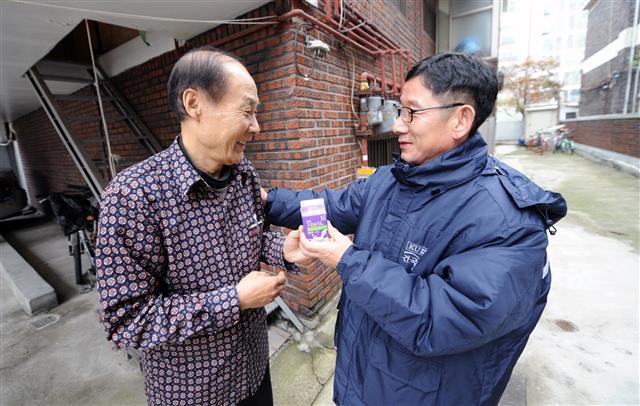 19일 동대문구 ‘어르신 안부를 묻는 우유배달’ 사업에 참가하고 있는 건국유업 배달원이 홀몸 어르신의 안부를 묻고 있다.