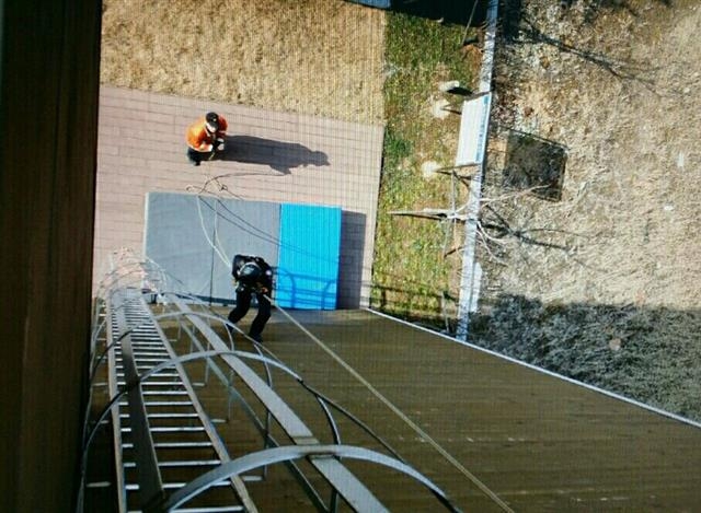 여성 인명구조사 1호 이루리 소방경이 로프 등반 훈련에서 줄을 잡은 채 건물 벽을 내려가고 있다. 충남 보령소방서 제공