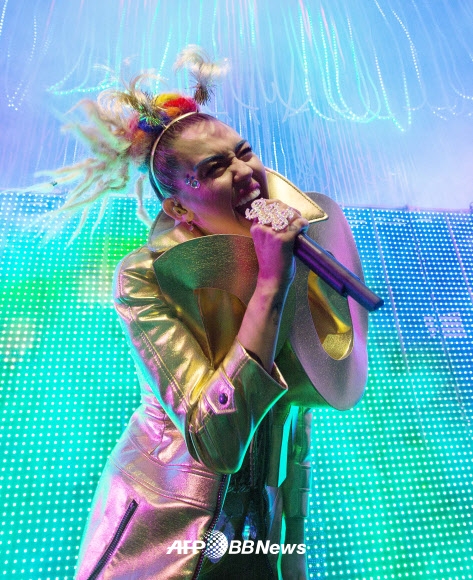 19일(현지시간) 팝스타 마일리 사이러스가 시카고 리비에라극장에서 열린 그녀의 “Miley Cyrus and Her Dead Petz” 투어 오프닝 공연에서 파격적인 퍼포먼스를 선보이고 있다.<br>ⓒ AFPBBNews=News1
