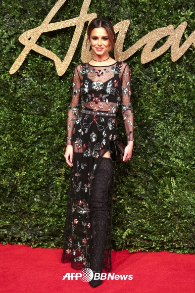 영국 가수 셰릴 페르난데즈-버시니가 23일(현지시간) 영국 런던에서 열린 ‘브리티시 패션 어워즈(British Fashion Award)’ 레드카펫 행사에 참석에 멋진 포즈를 취하고 있다.<br>ⓒ AFPBBNews=News1