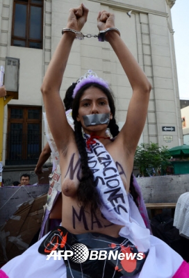 수백명의 운동가들이 25일(현지시간) 리마에서 세계여성폭력 추방의 날을 기념하는 시위에 참여하고 있다. <br>ⓒ AFPBBNews=News1