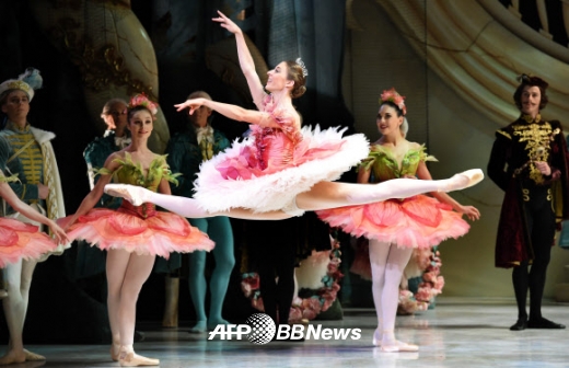 발레리나 라나 존스(가운데)가 26일 시드니 오페라 하우스에서 호주 발레 프로덕션의 잠자는 숲속의 공주 드레스 리허설 동안 공주 오로라의 파트를 춤추고 있다.<br>ⓒ AFPBBNews=News1