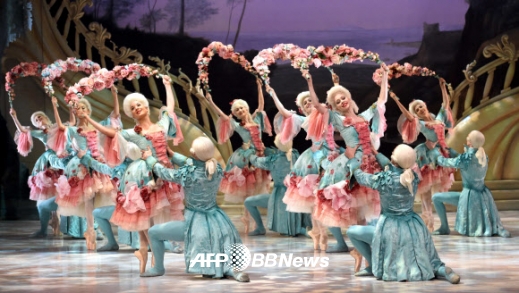 발레리나들이 26일 시드니 오페라 하우스에서 호주 발레 프로덕션의 잠자는 숲속의 공주 드레스 리허설 동안 춤을 추고 있다.<br>ⓒ AFPBBNews=News1