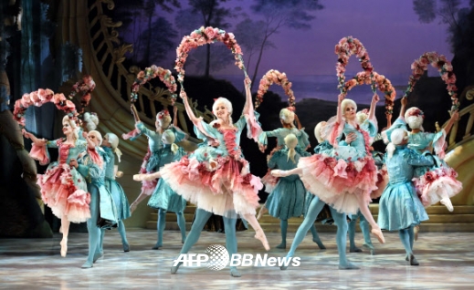 발레리나들이 26일 시드니 오페라 하우스에서 호주 발레 프로덕션의 잠자는 숲속의 공주 드레스 리허설 동안 춤을 추고 있다.<br>ⓒ AFPBBNews=News1
