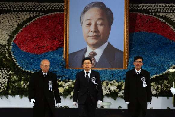 김영삼 전 대통령 국가장 영결식이 26일 국회에서 거행됐다. 장례위원장인  황교안 국무총리가  분향을 마친 뒤 돌아오고 있다. 김명국 전문기자 daunso@seoul.co.kr