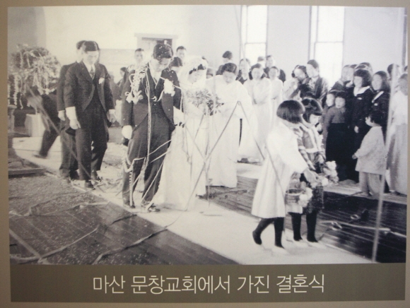 손명순 여사와 결혼 1951년 3월 6일 경남 마산 문창교회에서 열린 결혼식에서 부인 손명순 여사와 행진하는 모습. 연합뉴스