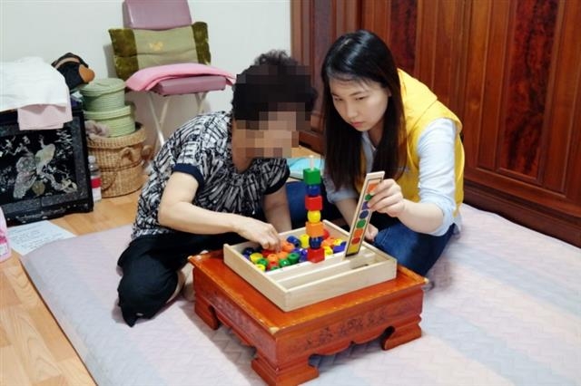 노인부부 월소득 200만원 돌파… 노인빈곤율은 OECD국 중 가장 높아 “이유는?” 치매 노인 가정을 방문한 자원봉사자. 강동구 제공