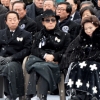 중절모·선글라스 쓰고… ‘은둔의 장남’ 모습 드러내다