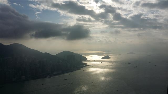 홍콩에서 최고 높이 건물인 국제무역센터(ICC) 스카이 100 전망대에서 바라본 홍콩 반도. 