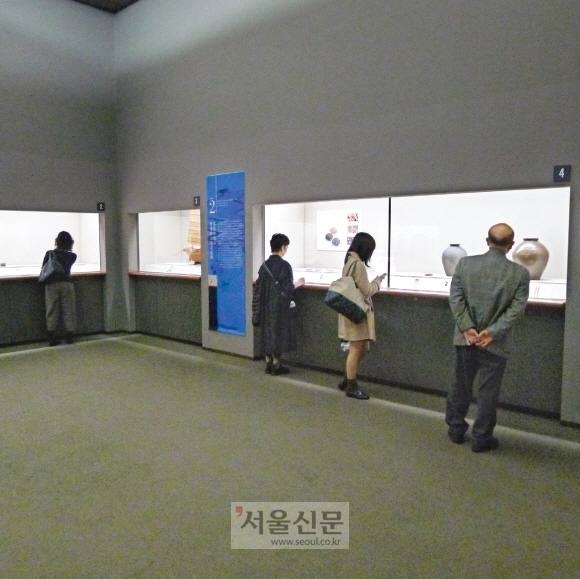 평일인 지난 20일. 미술관 문을 열자마자 이른 시간인데도 관람객들이 오사카시 에노시마의 오사카시립동양도자미술관’에서 열린 ‘새로 발견한 고려청자’전의 제2 전시실에서 발을 떼지 못한 채 이리저리 전시품들을 살펴보고 있다.