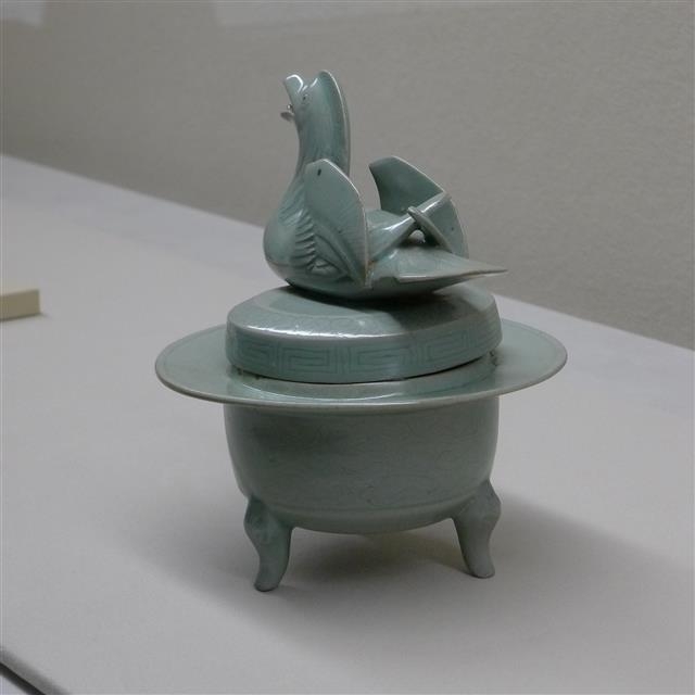 일본 오사카시립동양도자미술관이 소장하고 있는 청자 조각 원앙개 향로(靑磁彫刻鴛鴦蓋香).